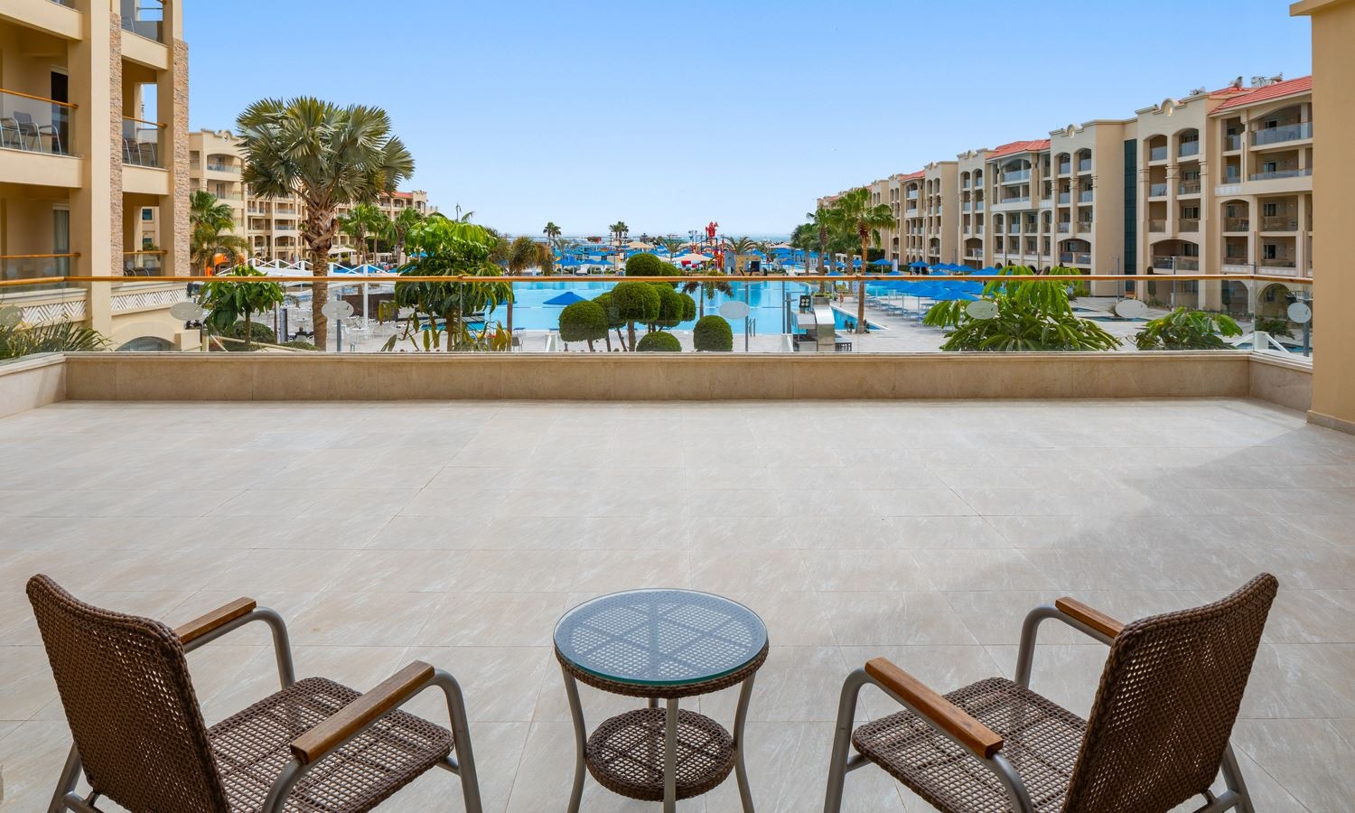 rooms-junior-suite-pool-view