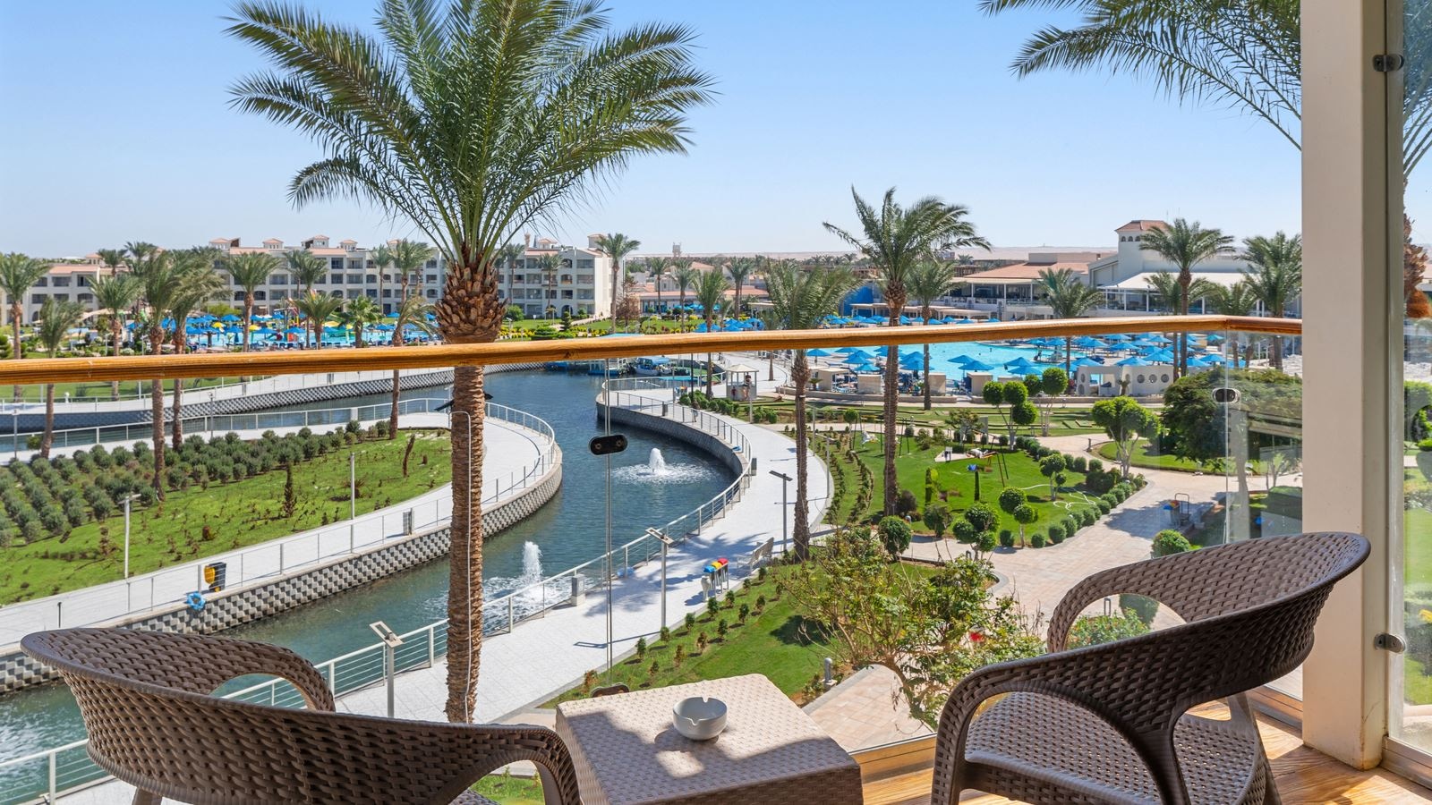 rooms-room-superior-pool-view