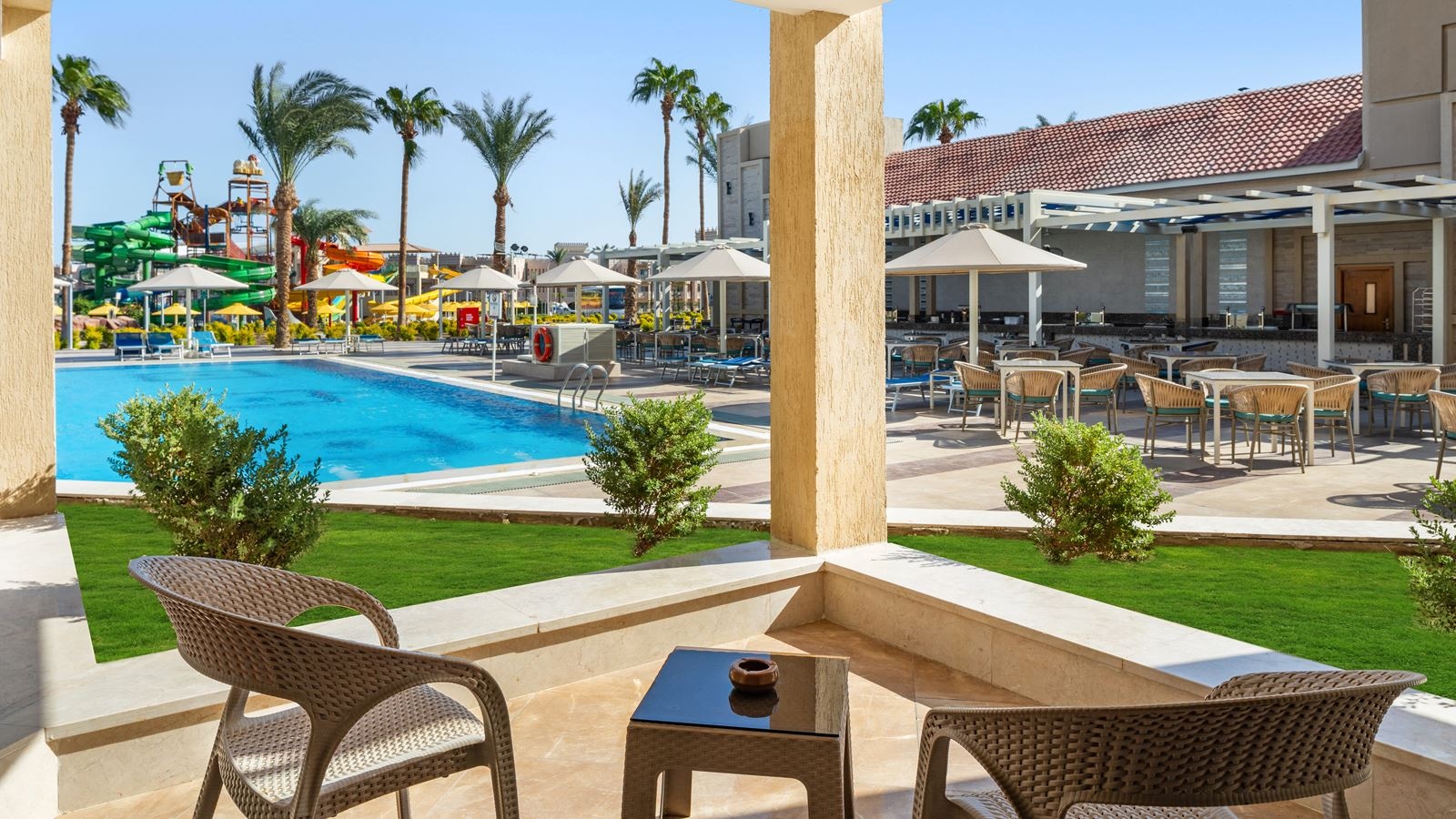 rooms-room-family-pool-view