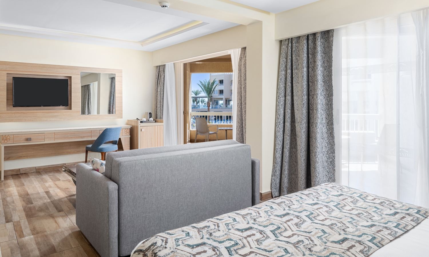 rooms-superior-room-pool-view