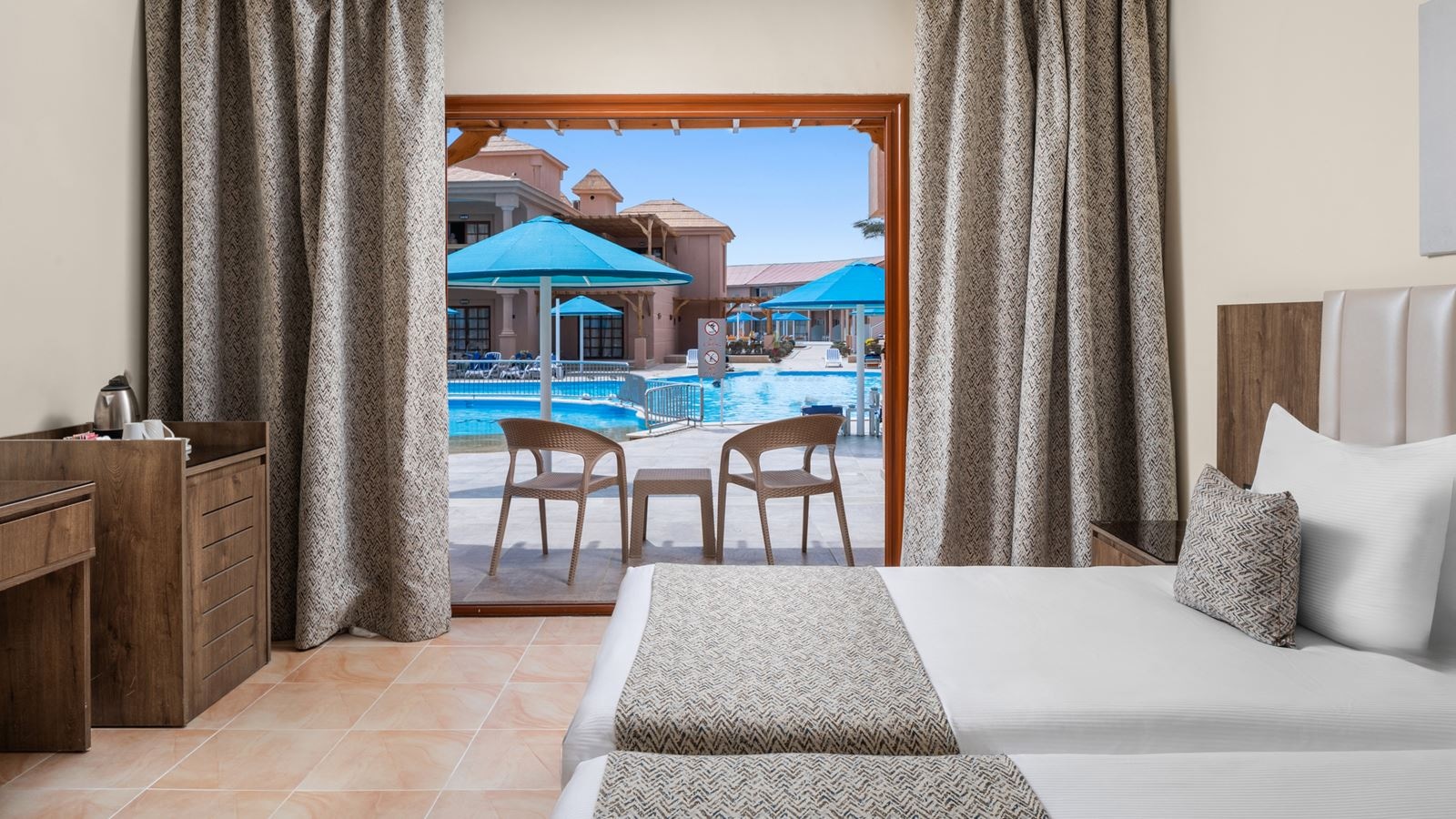 rooms-standard-room-gardenpool-view