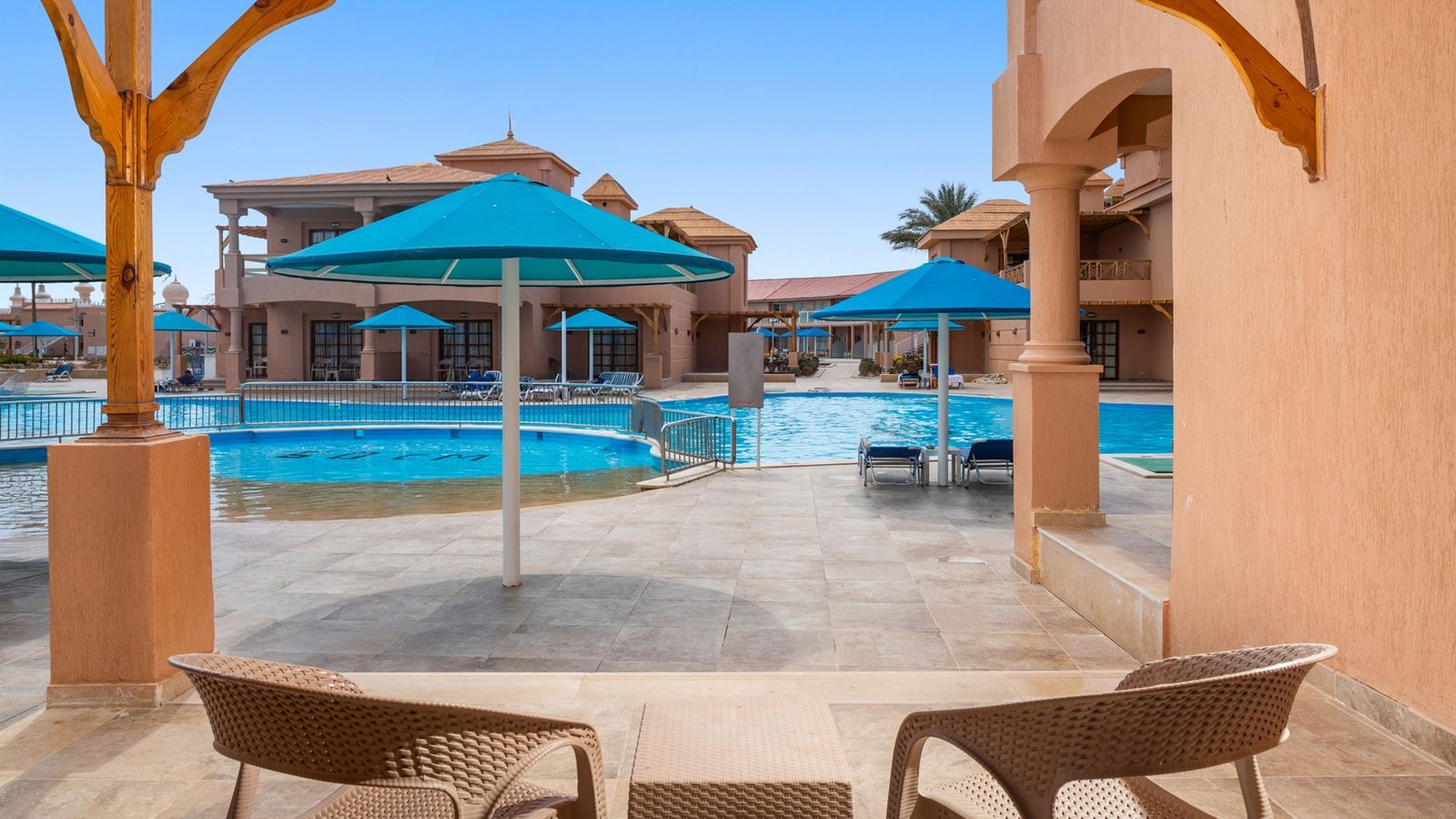 rooms-standard-room-gardenpool-view