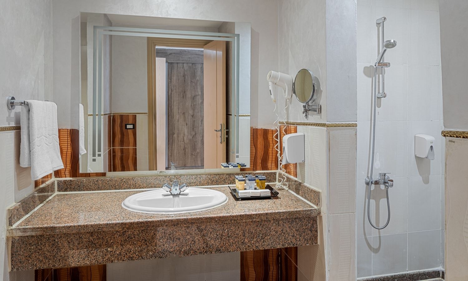 rooms-standard-room-gardenpool-view