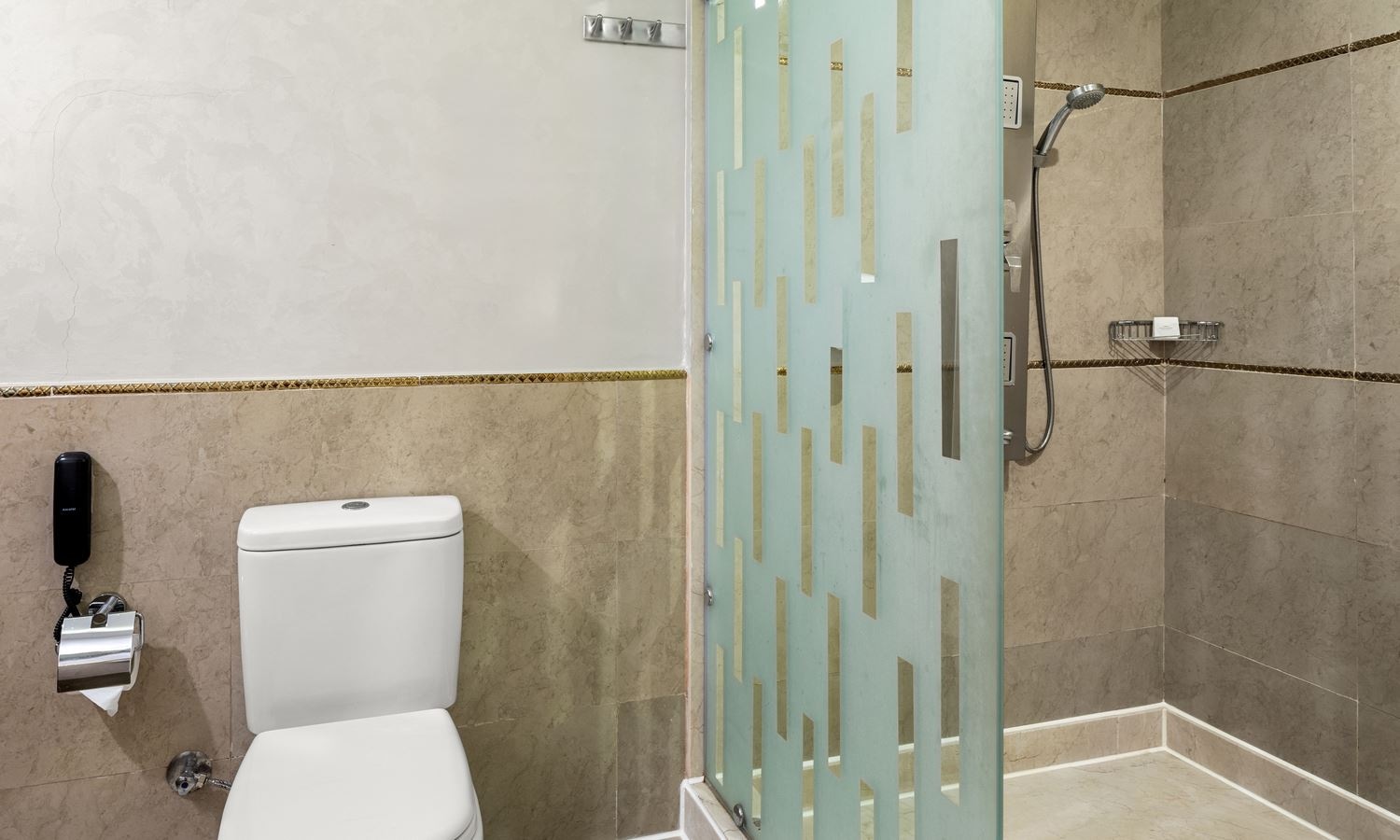 rooms-family-room-garden-view