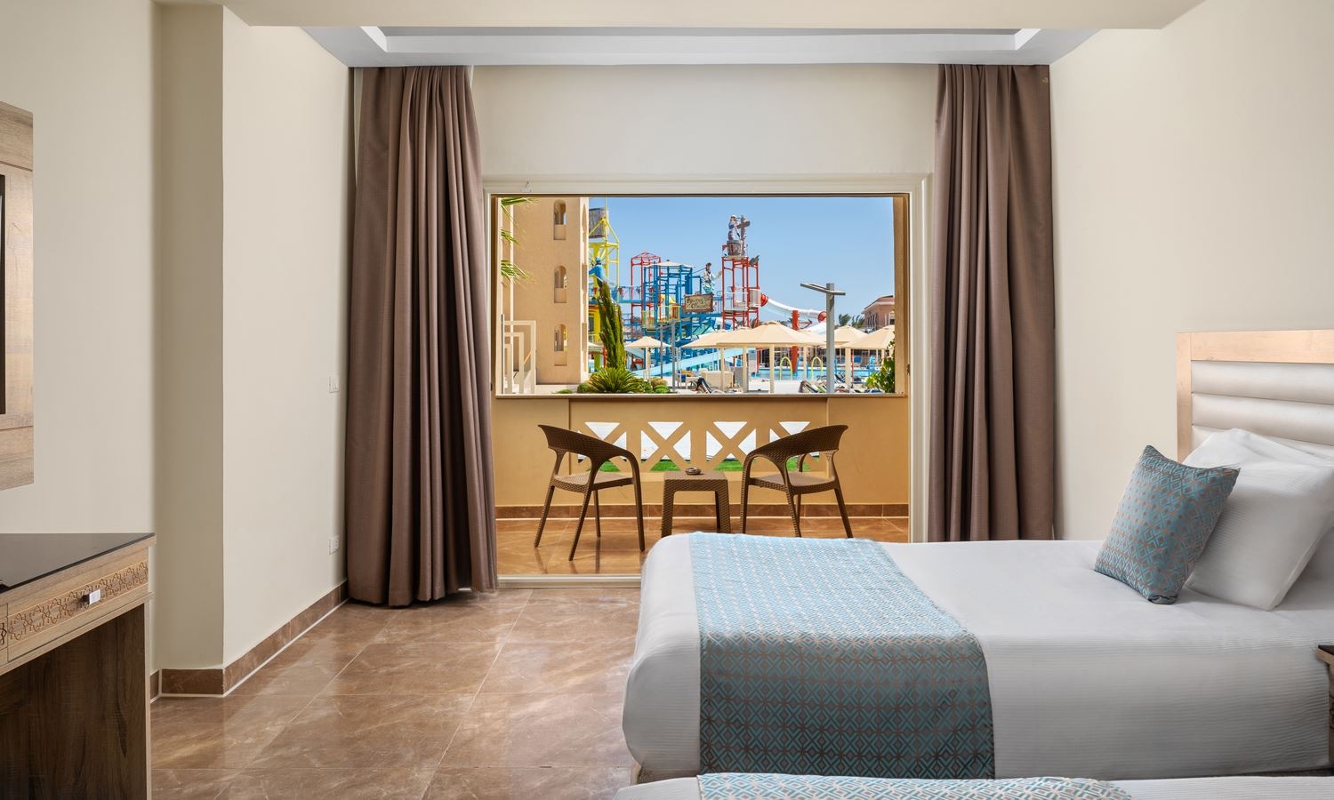 rooms-family-room-pool-view