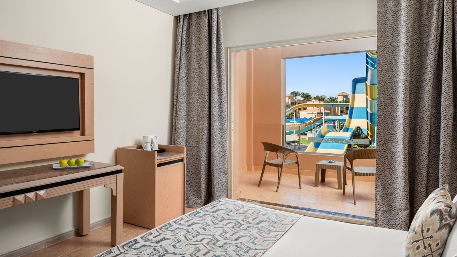 rooms-room-stadard-pool-view