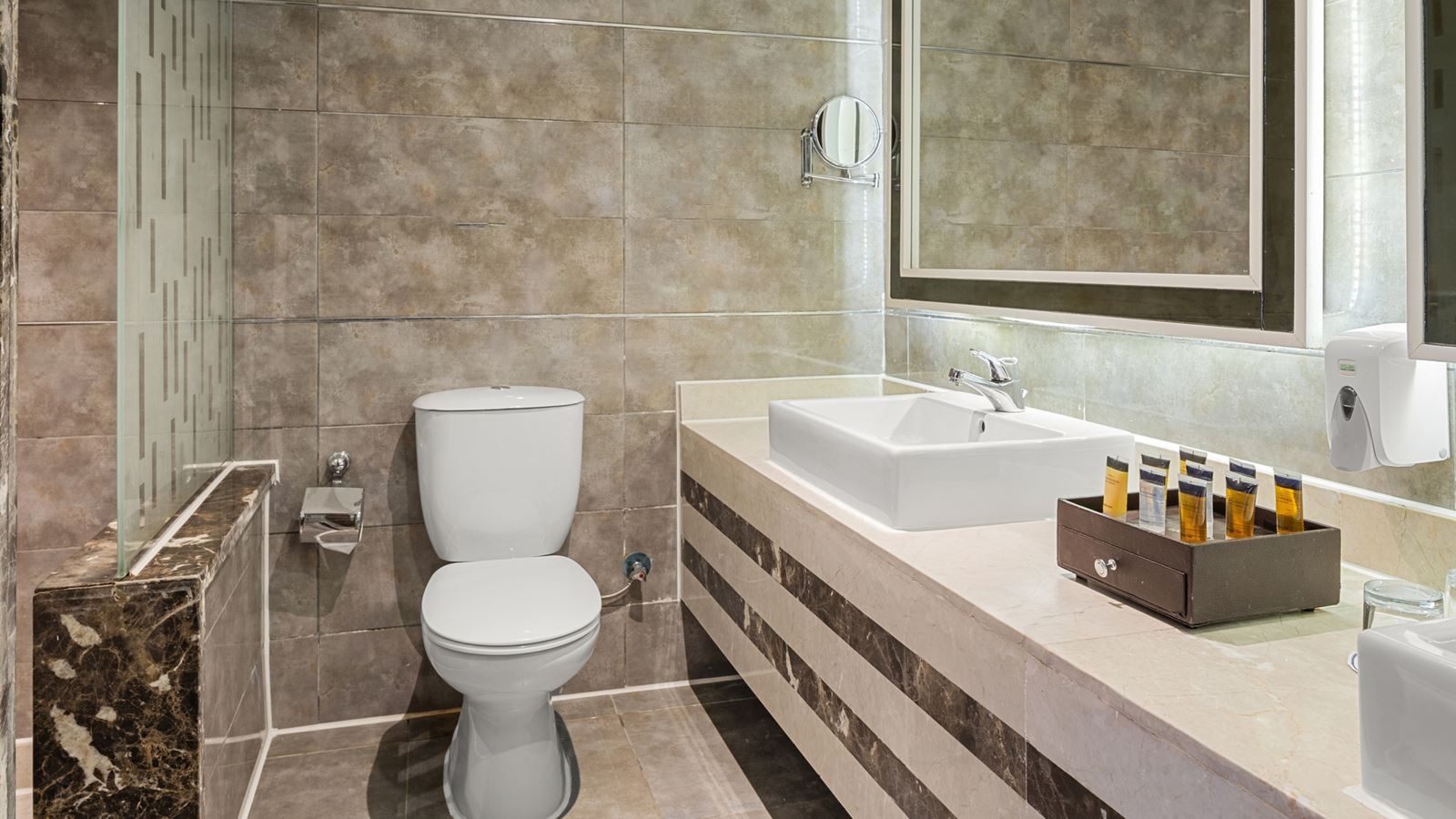 rooms-family-room-pool-view