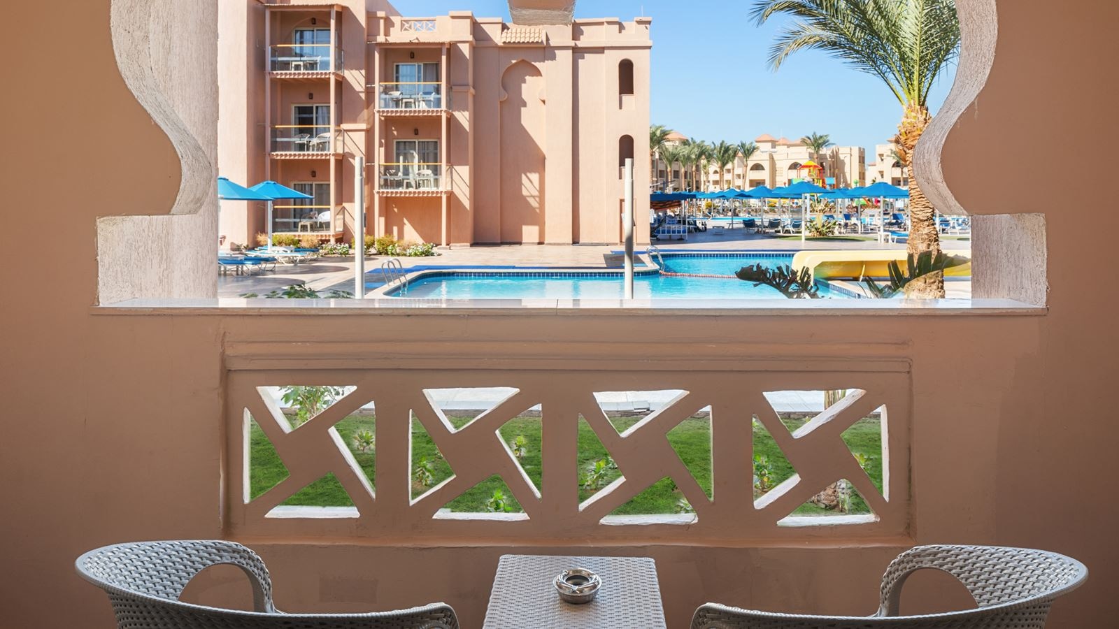 rooms-family-room-pool-view