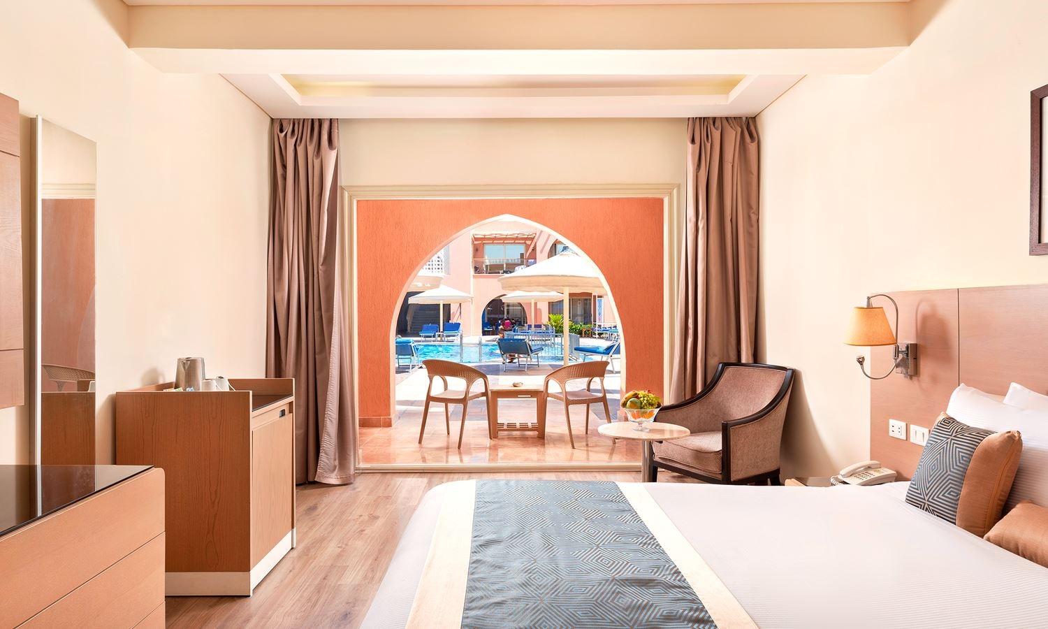 rooms-standard-room-pool-view