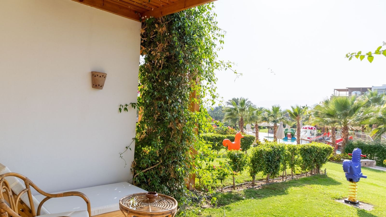 rooms-deluxe-room-side-sea-view