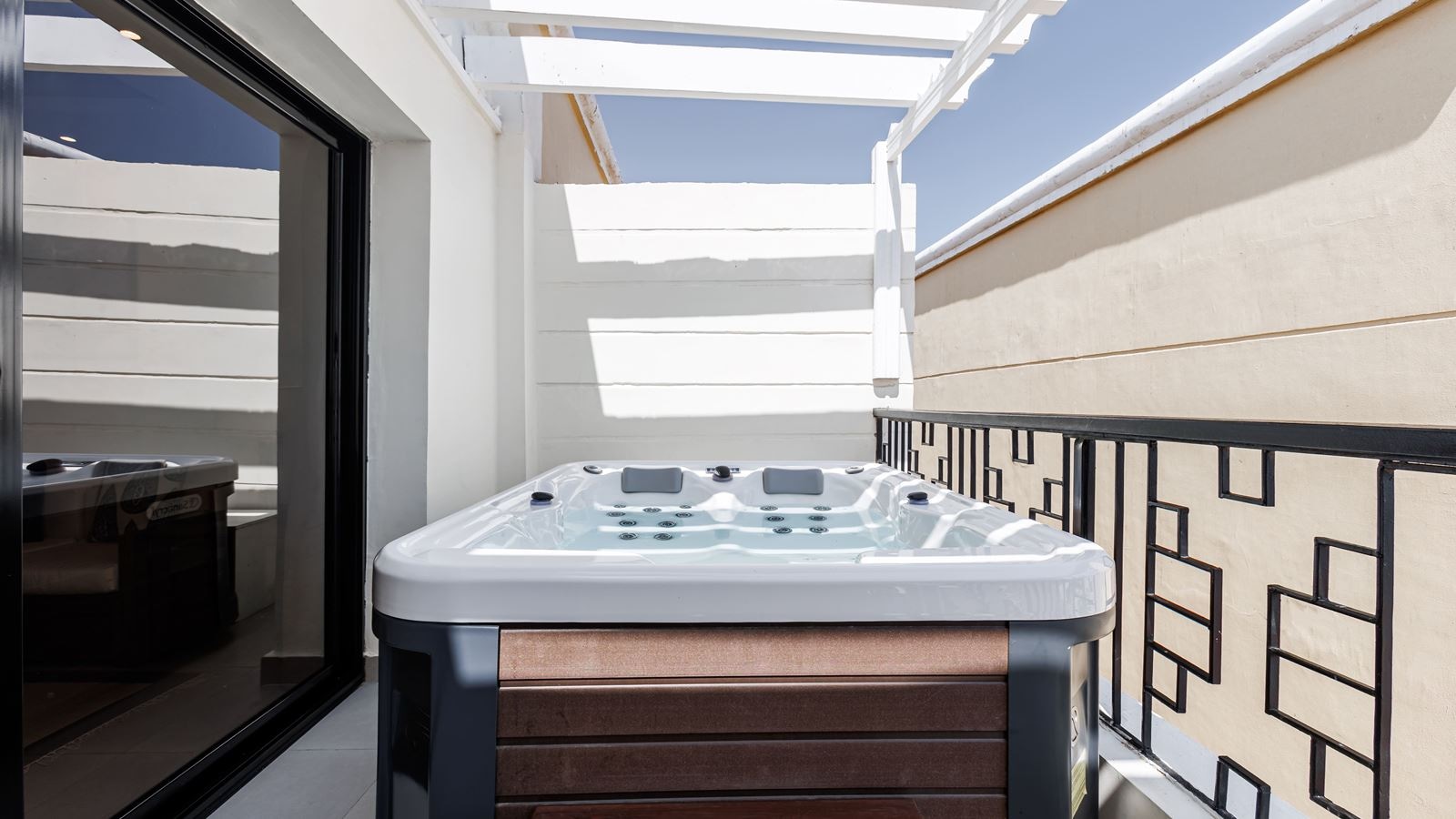 rooms-premium-jacuzzi-suite-sea-view