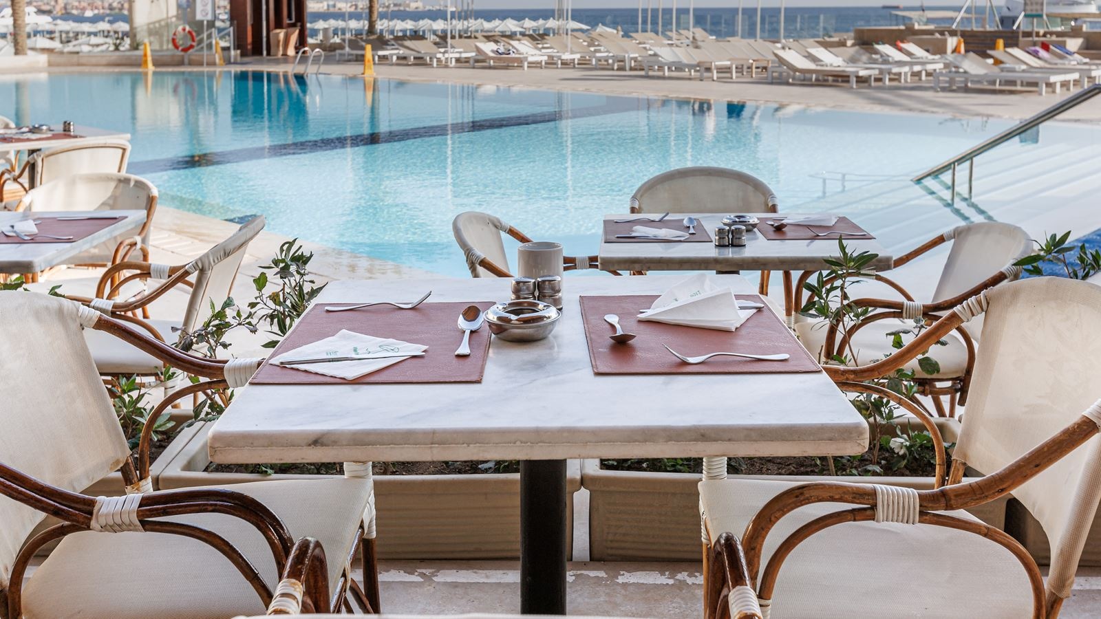 bars-splash-pool-bar