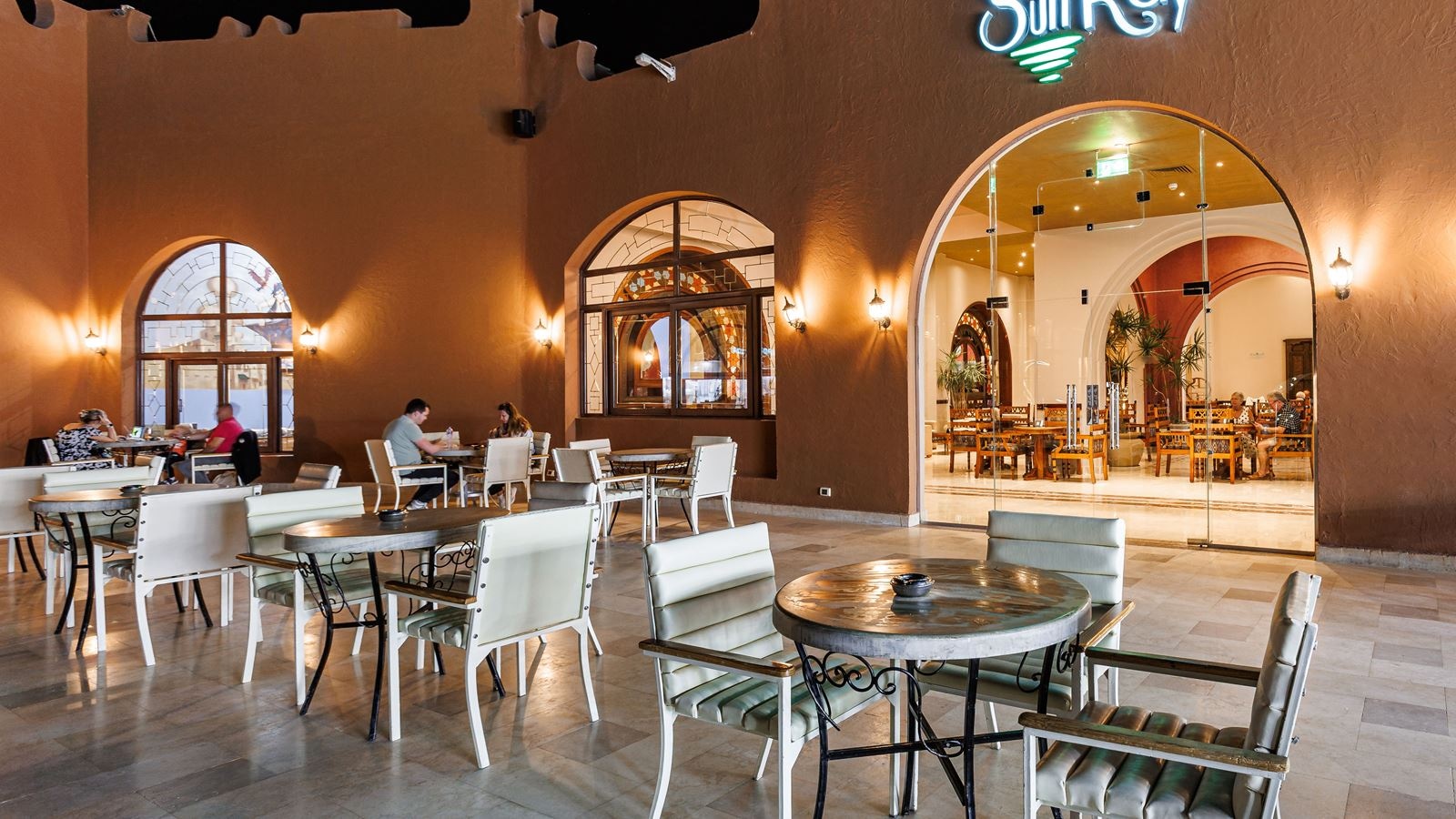 restaurants-sun-ray-lobby-bar