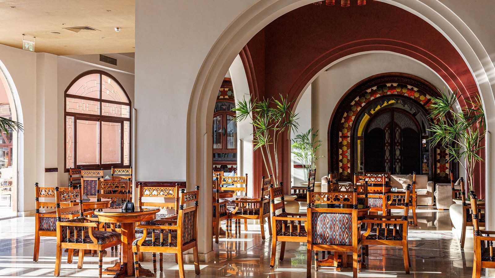 restaurants-sun-ray-lobby-bar