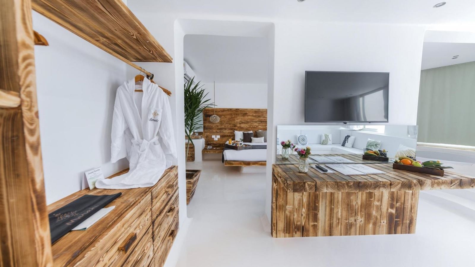 rooms-the-party-never-ends-suite