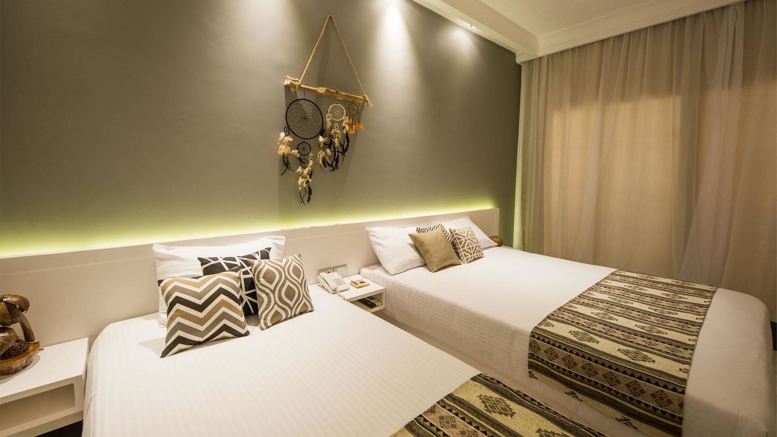 rooms-triple-trouble-room-sea-view