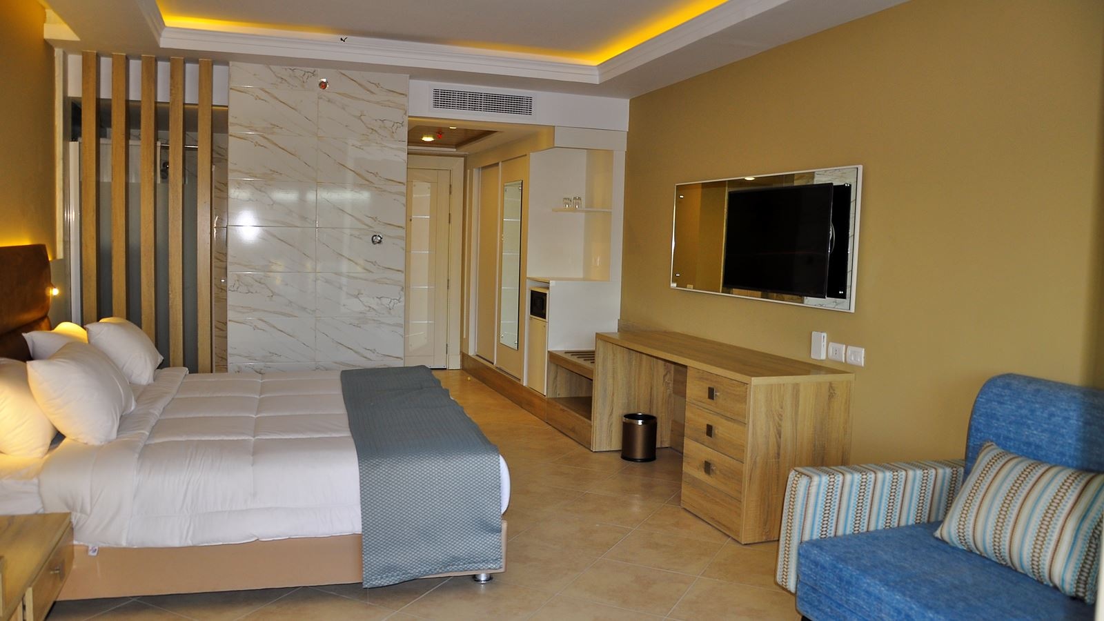 rooms-promo-room-street--back-view