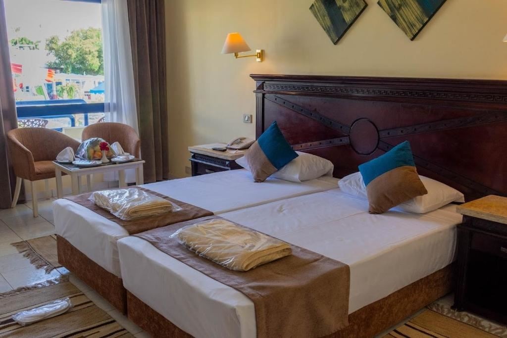 rooms-standard-twin-room-with-pool-view