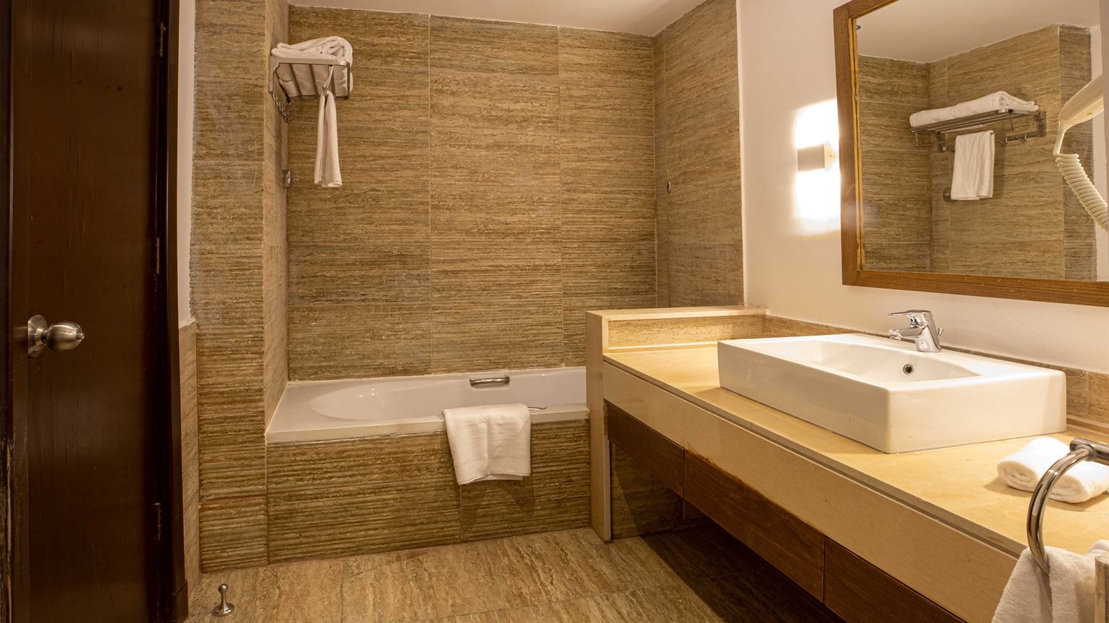 rooms-family-swim-up-room