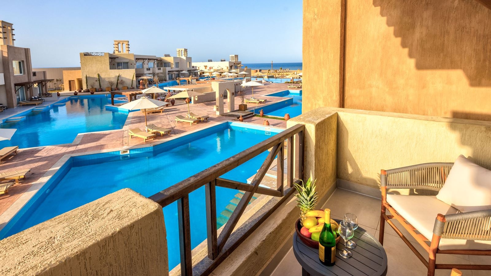 rooms-junior-suite-pool-or-sea