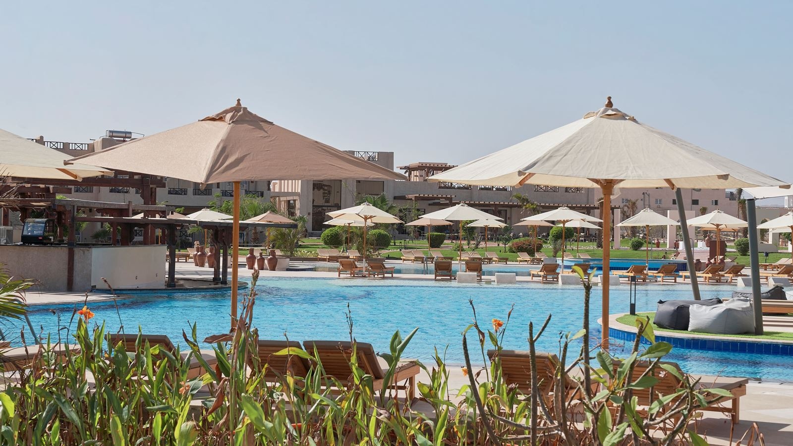 bars-maya-bar--resort-poolbar