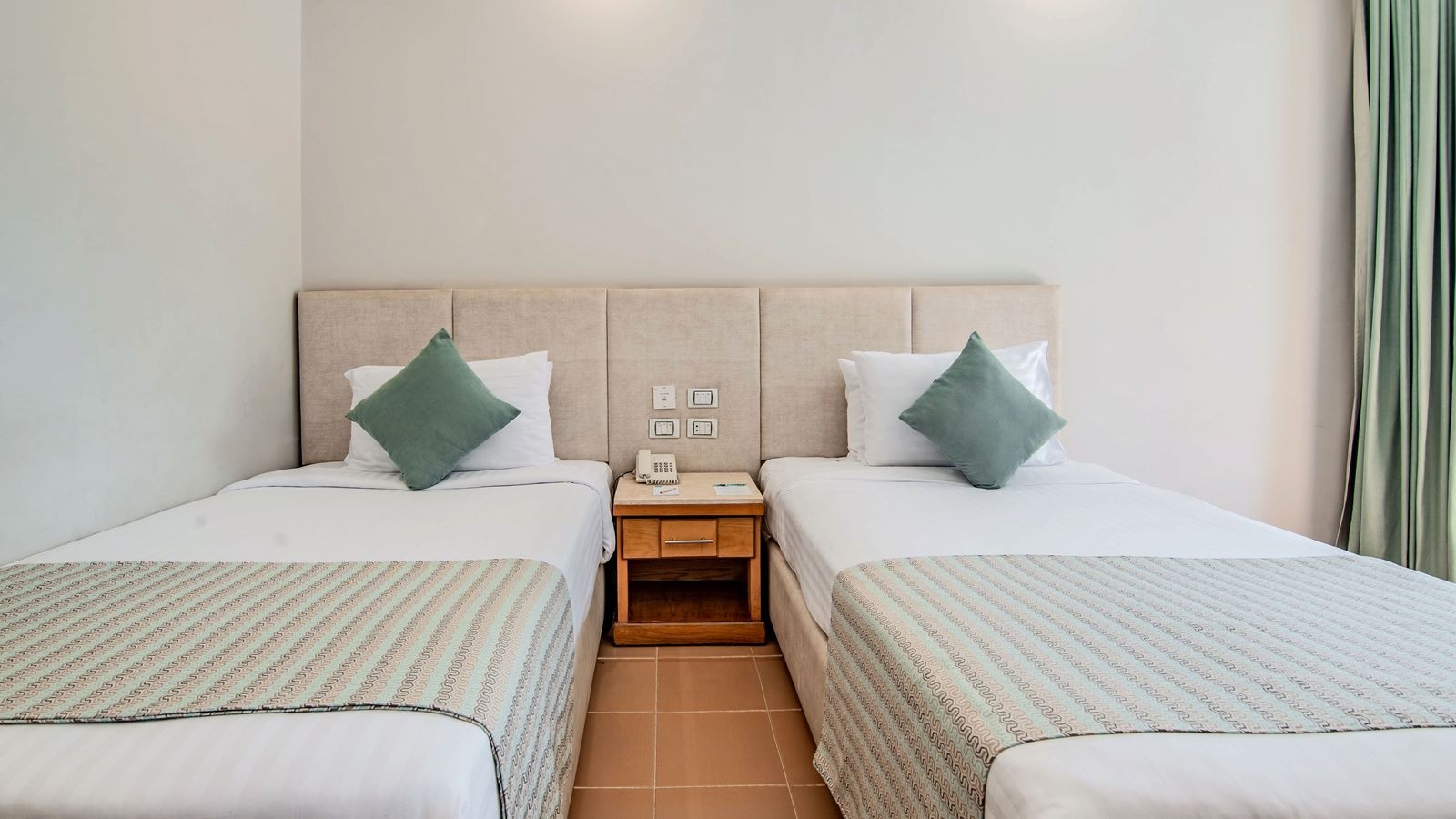 rooms-family-bunkbed-room-poolside-seabackgarden-view