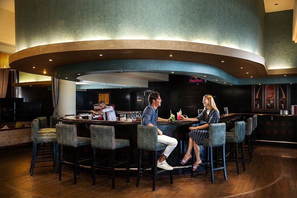 bars-vista-mare-bar-at-family-resort