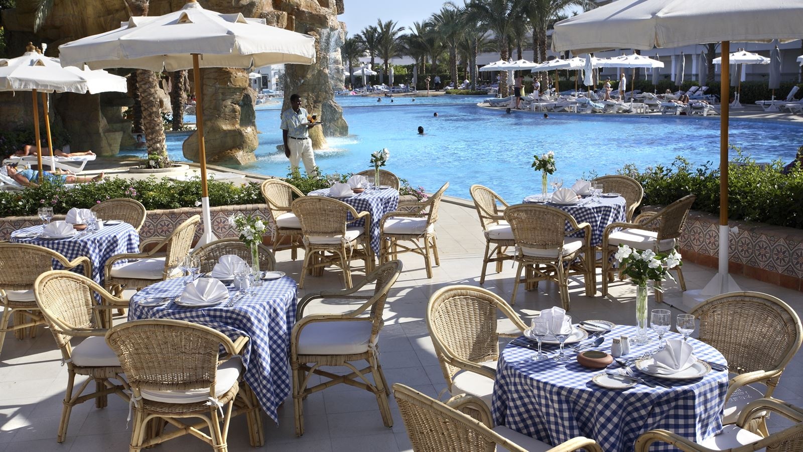 restaurants-paradise-pool-restaurant-and-bar