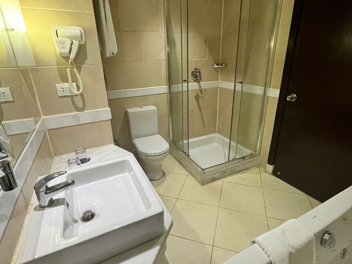 rooms-family-room-pool-view--garden-view