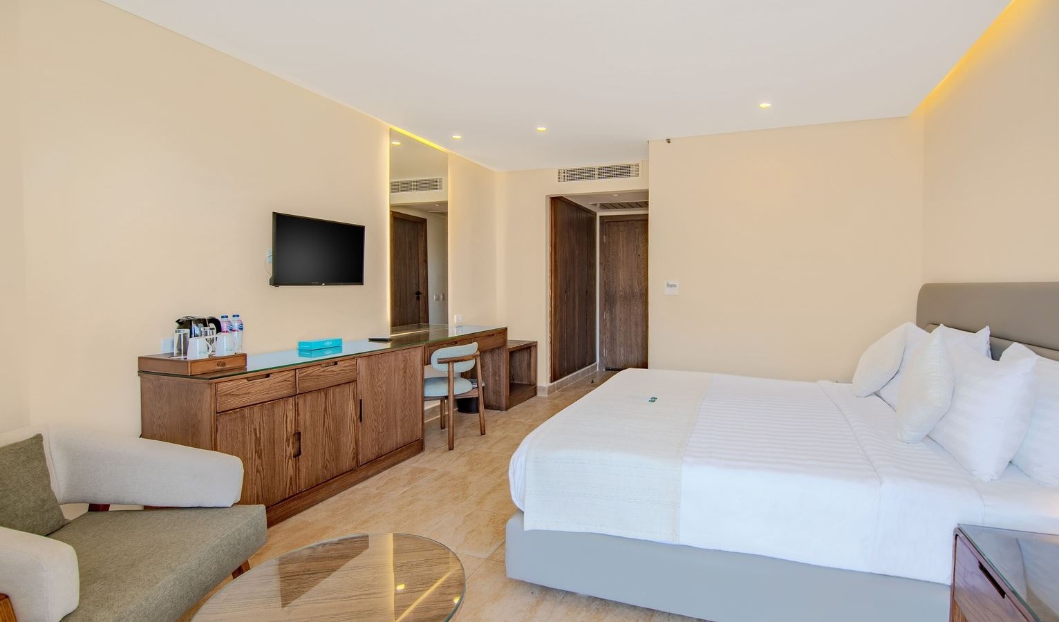 rooms-standard-room-back--pool--partial-sea-view