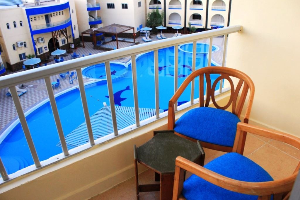 rooms-room-standard-pool-view