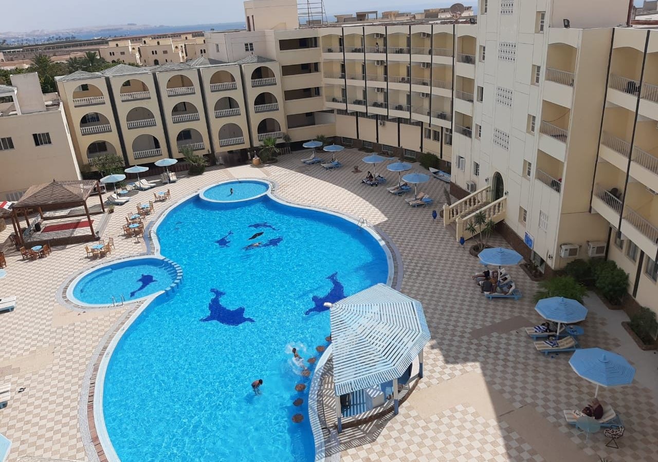 rooms-room-standard-pool-view