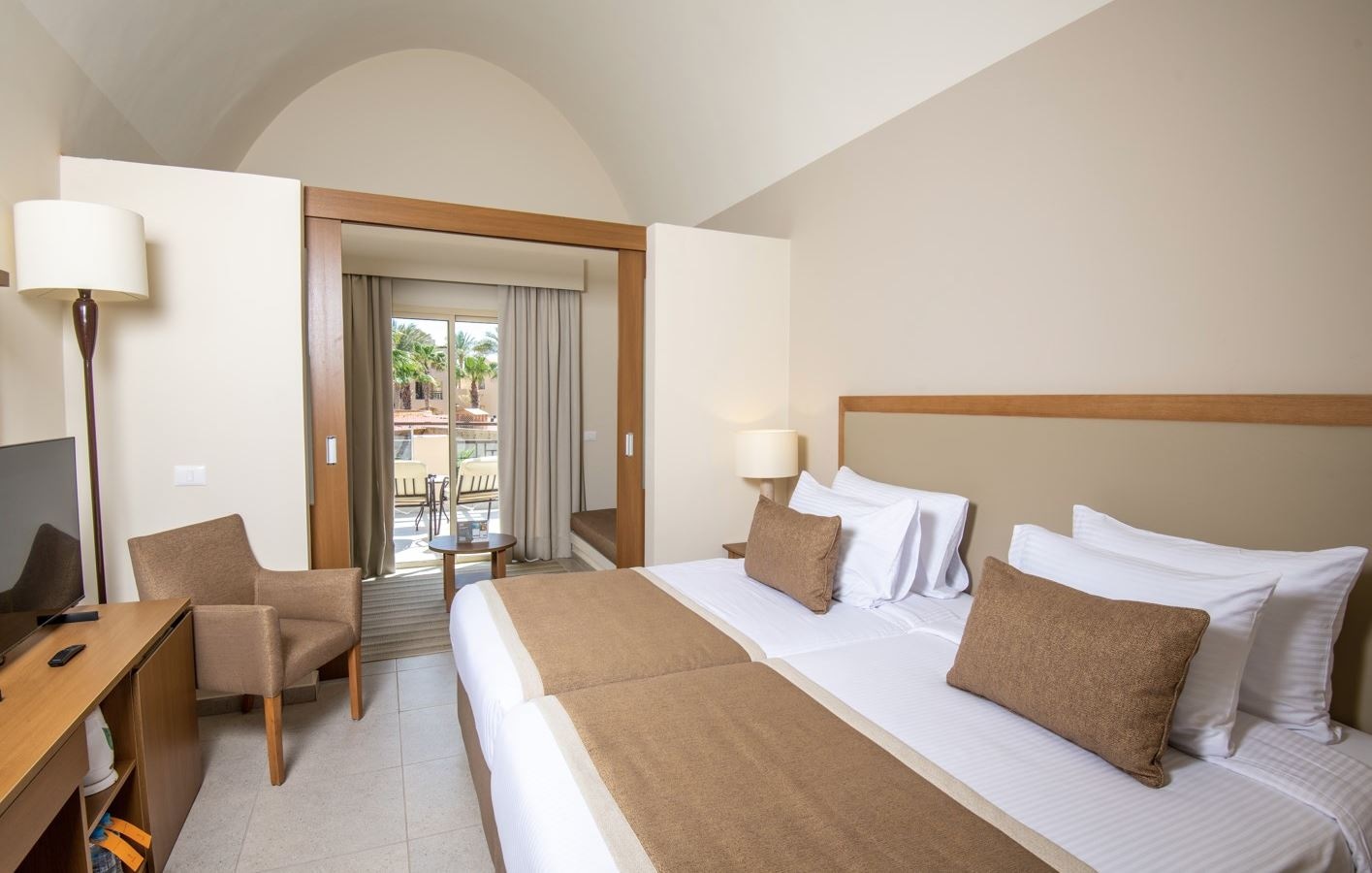 rooms-family-deluxe-room-garden-view-twin-bed