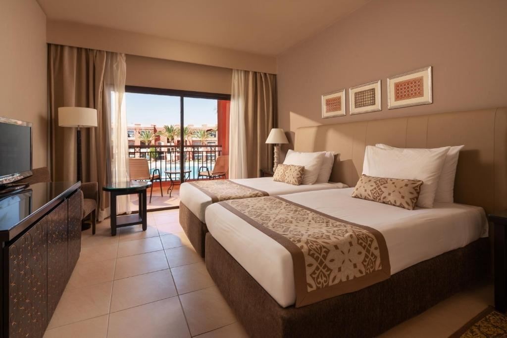 rooms-superior-queen-or-twin-bed-garden-or-pool-view