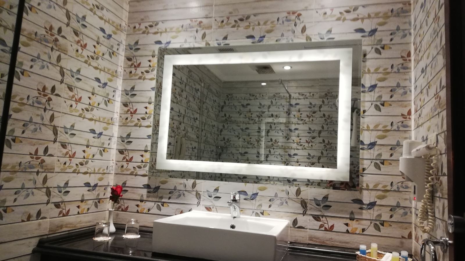 rooms-superior-room-main-building-pool-view