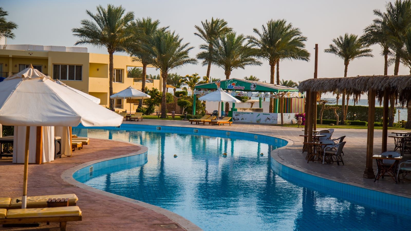 restaurants-pool-bar