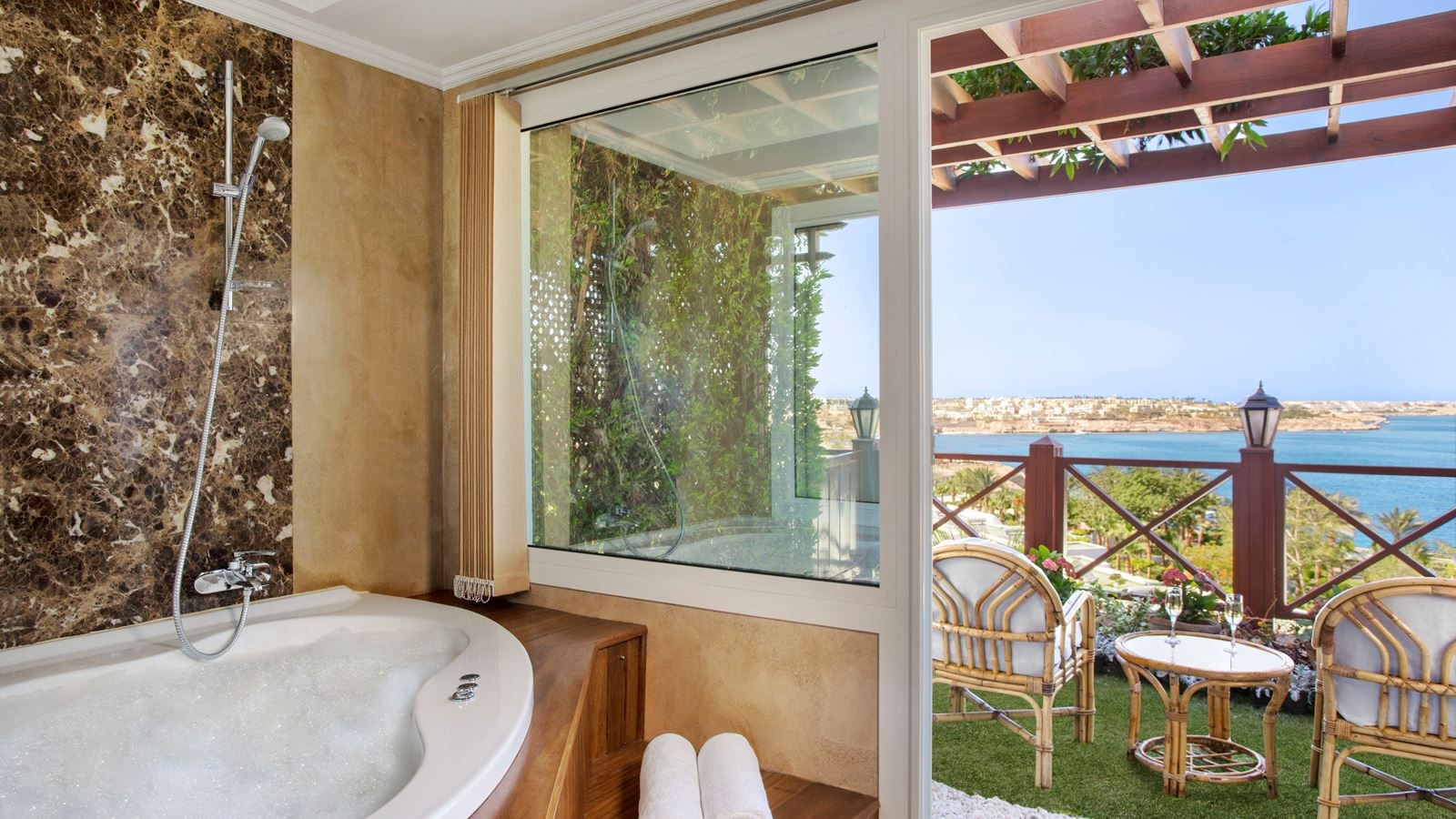 rooms-premium-jacuzzi-sea-view-room