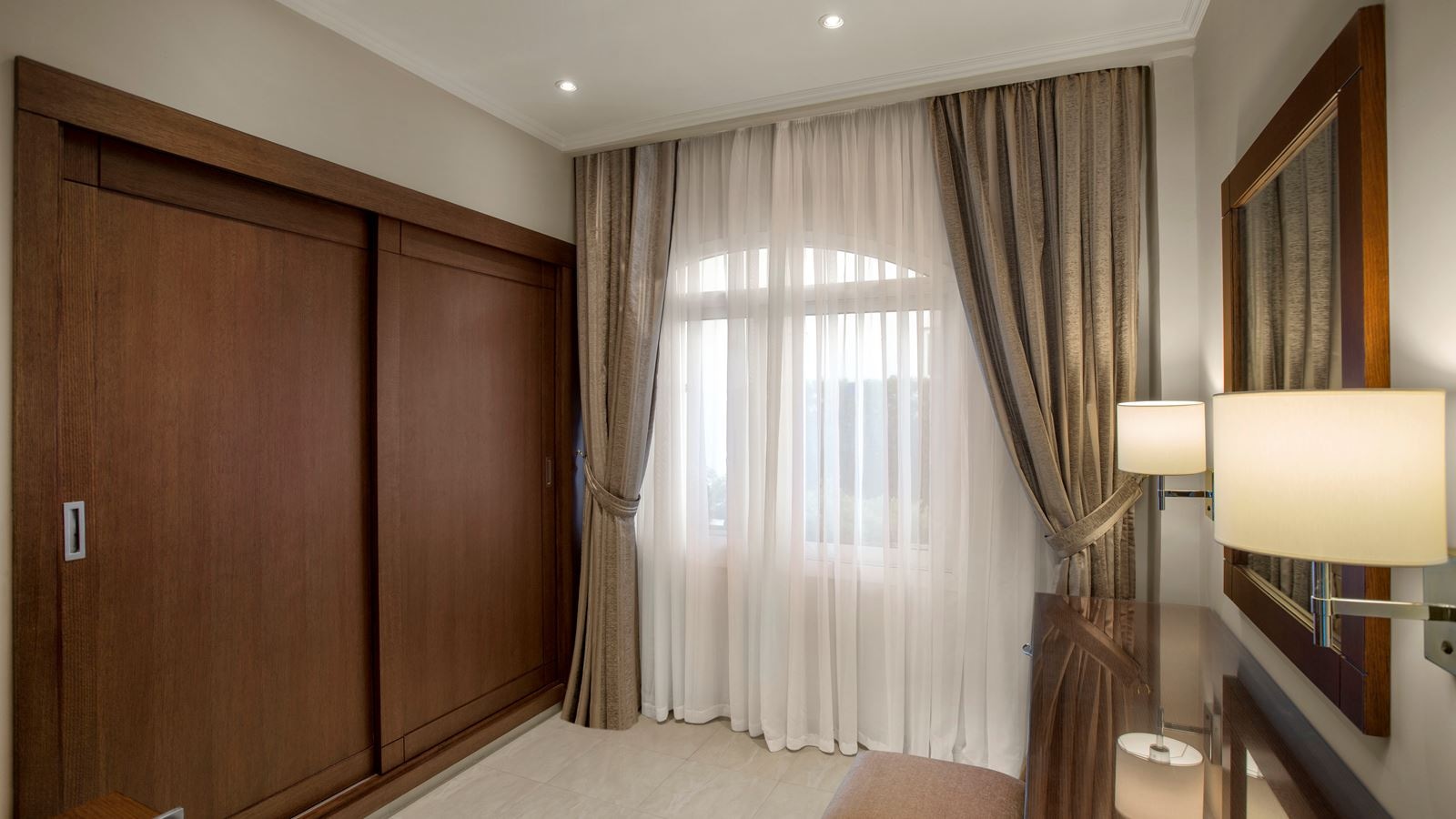 rooms-premium-jacuzzi-suite-pool-view