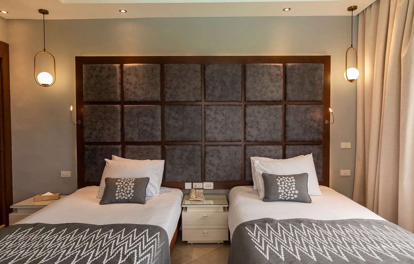 rooms-posh-club-pool-suite-sv