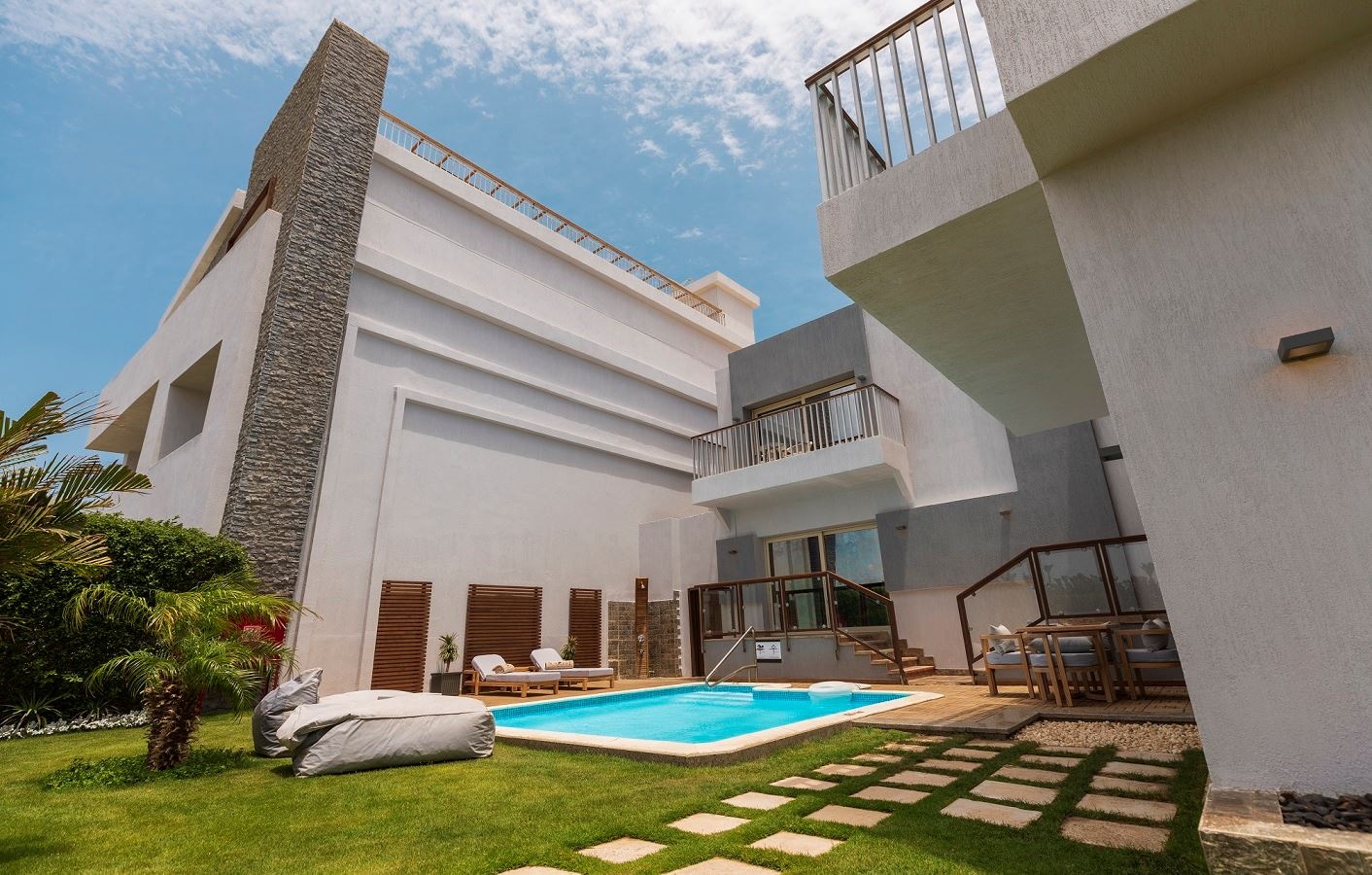 rooms-posh-club-pool-suite-sv