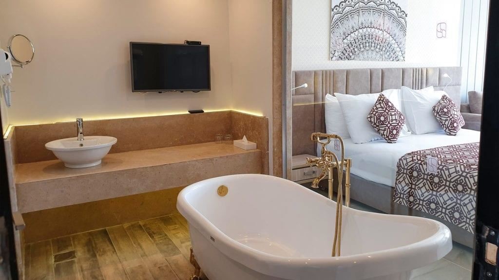 rooms-room-deluxe-poolsea-view