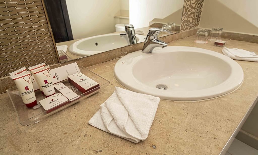 rooms-room-standard-sea-view-pool-view