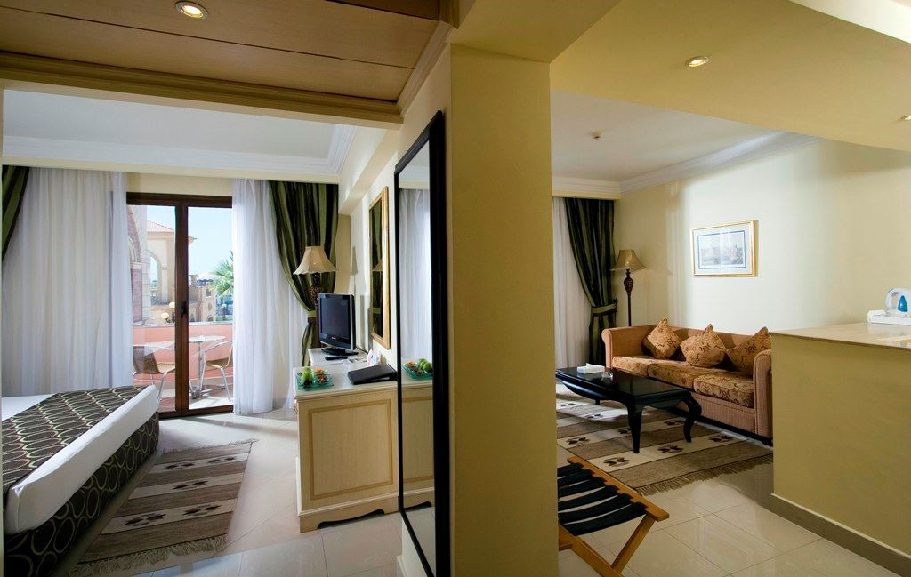 rooms-family-room-garden-view