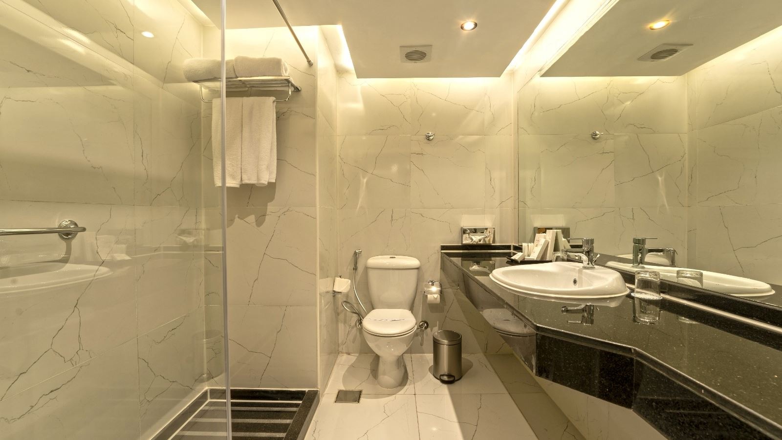 rooms-royal-suite-side-sea