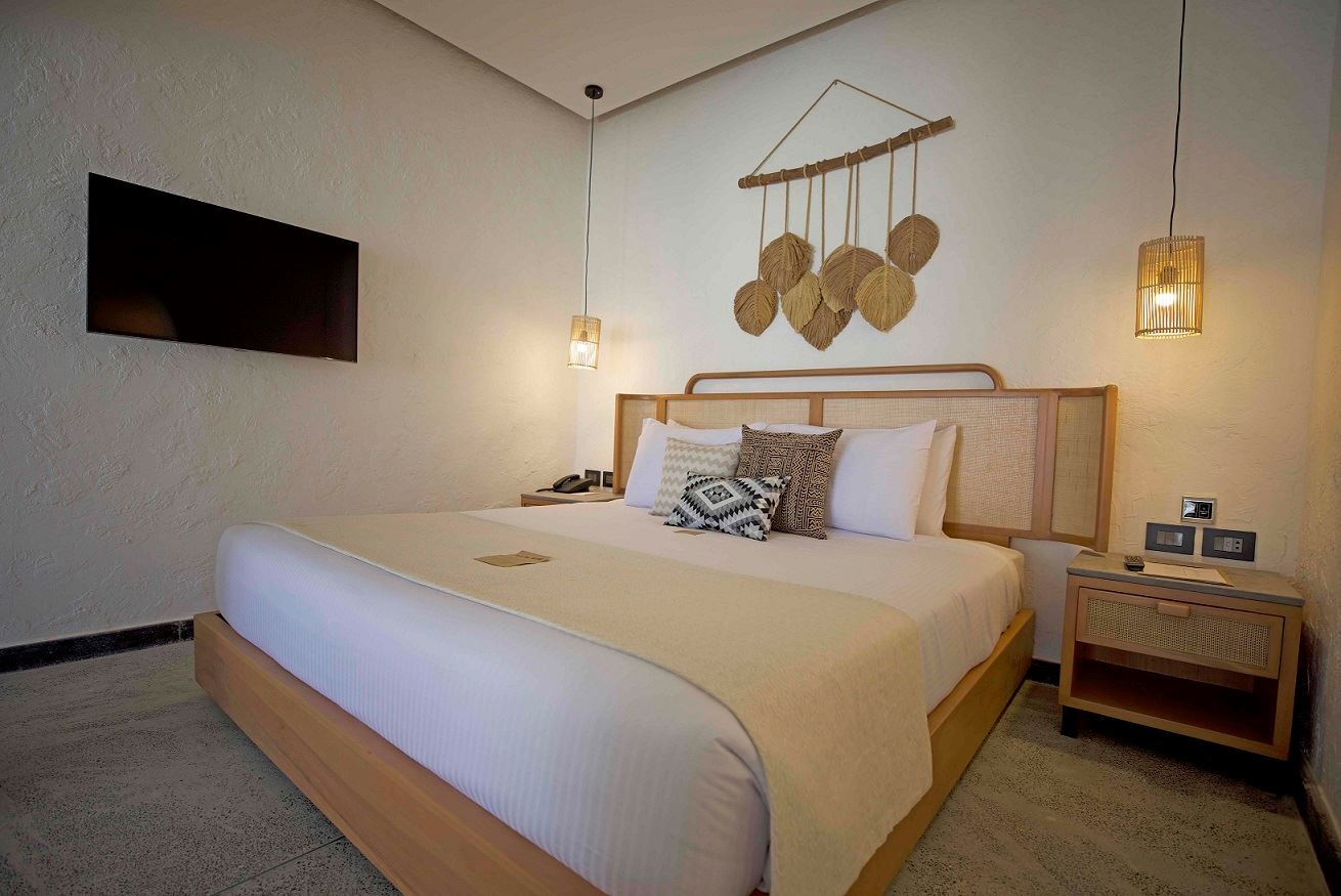 rooms-tucana-pool--jacuzzi-suite-partial-sea-view