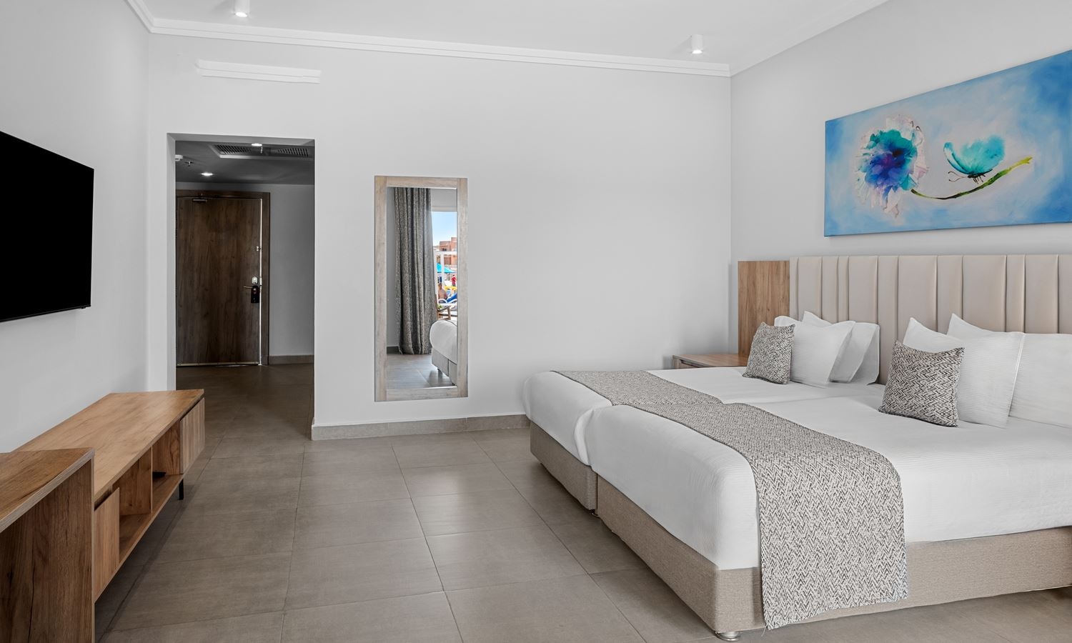 rooms-coral-premium-family-room-pool-view