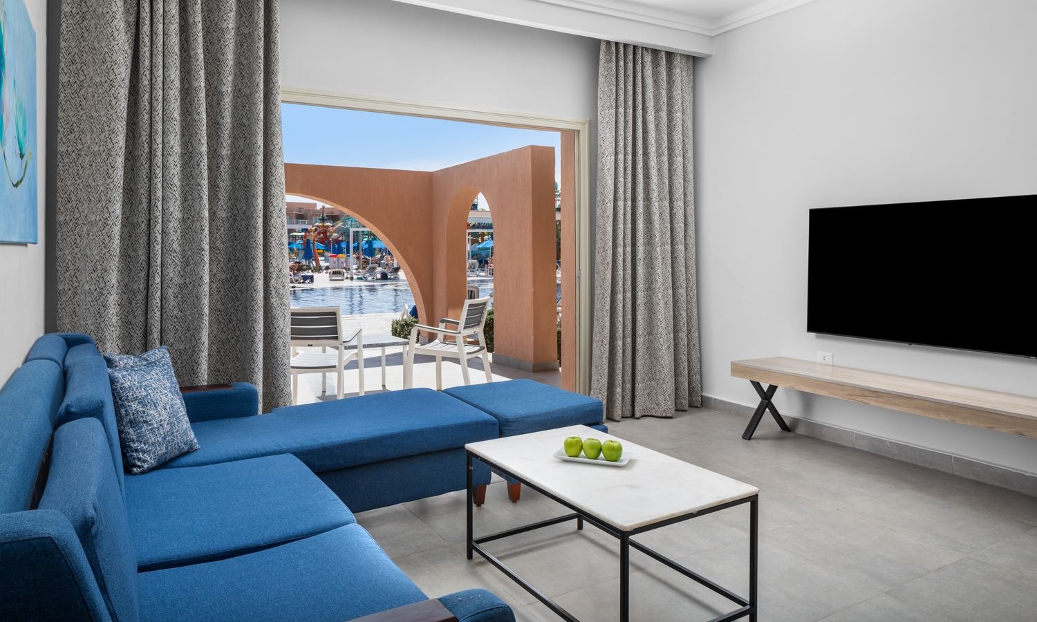 rooms-coral-premium-family-room-pool-view