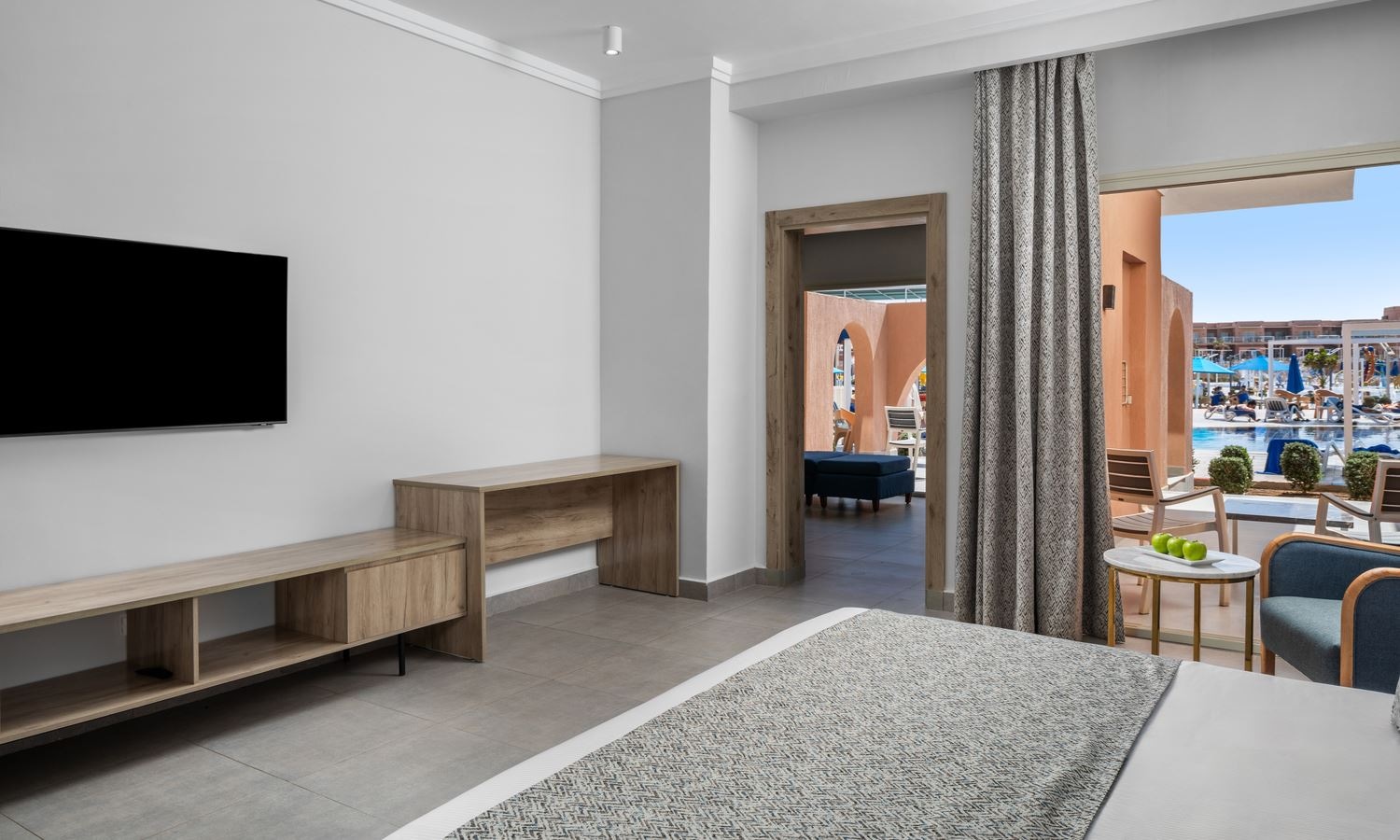 rooms-coral-premium-family-room-pool-view