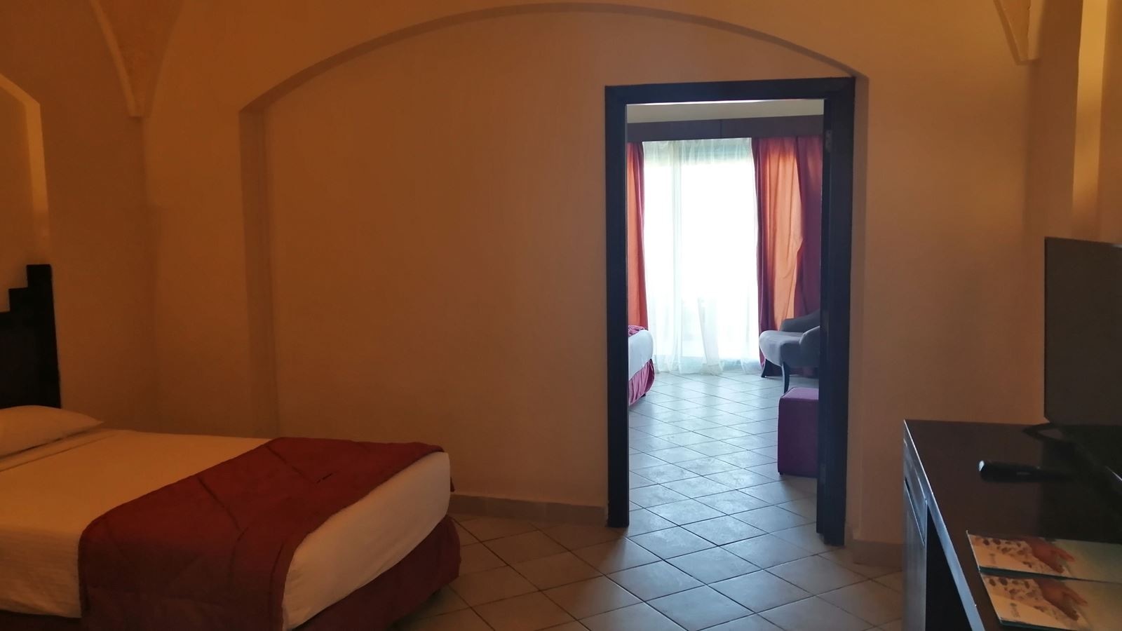 rooms-room-family-poolview