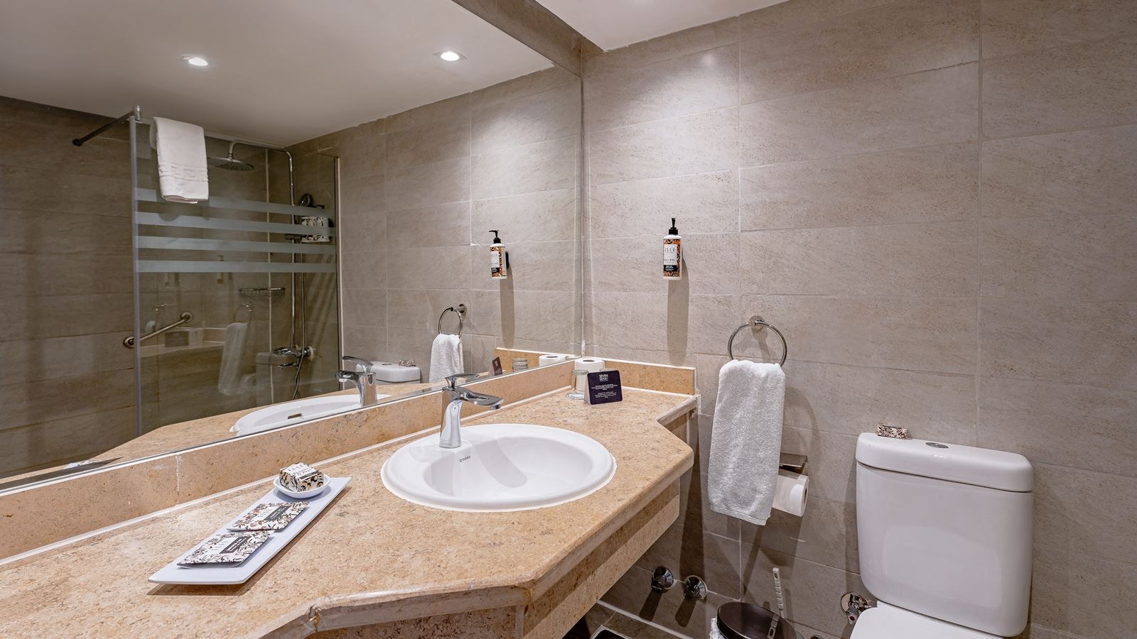 rooms-standard-room-pool-view